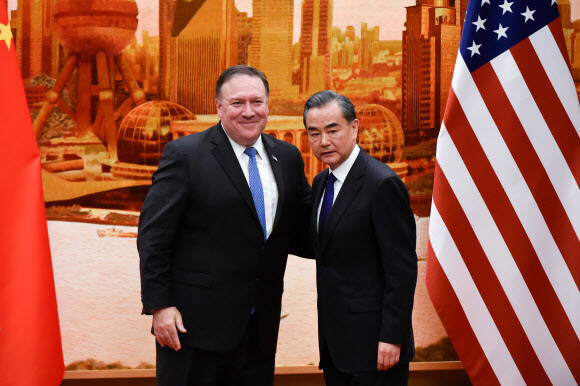US Secretary of State Mike Pompeo and Chinese Foreign Minister Wang Yi bid their farewells to each other after holding a joint press conference in Beijing. (AFP/Yonhap News)