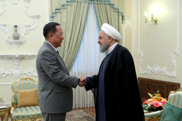 North Korean Foreign Minister Ri Yong-ho shakes hands with Iranian President Hassan Rouhani at the presidential palace in Tehran on Aug. 8. (photo source: Iranian presidential palace)