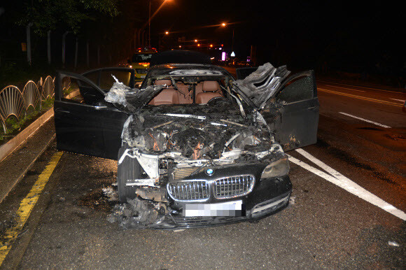 A BMW 520d burst into flames while the owner was driving along Misa Boulevard in Hanam