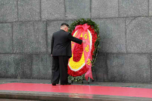 The Rodong Sinmun published a photo of North Korean leader Kim Jong-un offering a floral wreath at the Ho Chi Minh Mausoleum on Mar. 2. (Yonhap News)