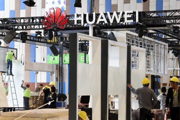 A Huawei booth being set up for the 2019 International Big Data Industry Expo to kick off in Guiyang