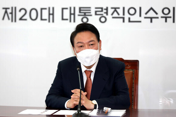 President-elect Yoon Suk-yeol delivers remarks Thursday after an appointment ceremony for members of the special committee on balanced regional development at his transition committee’s offices in Seoul’s Tongui neighborhood. (pool photo)