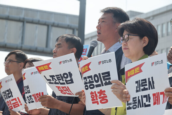 Yang Kyeung-soo, the president of the umbrella KCTU, speaks at a press conference outside the War Memorial in Seoul’s Yongsan District on July 3, where he announces a general strike. (Kim Hye-yun/The Hankyoreh)