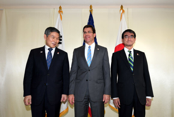 South Korean Defense Minister Jeong Kyeong-doo, US Defense Secretary Mark Esper, and Japanese Defense Minister Taro Kono in Bangkok on Nov. 17, during the ASEAN Defense Ministers’ Meeting-Plus. (Yonhap News)