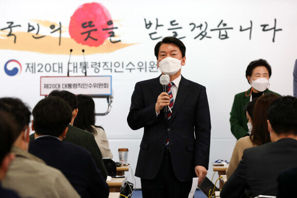 Ahn Cheol-soo, who chairs President-elect Yoon Suk-yeol’s transition committee, speaks to reporters from the office of the committee in Seoul’s Tongui neighborhood on March 30. (pool photo)