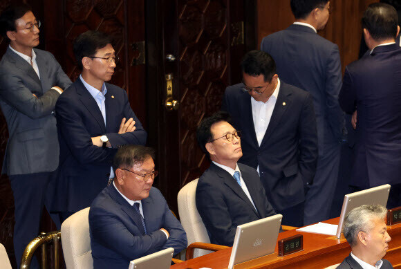Park Kwang-on, the Democratic Party floor leader, and other members of the opposition party appear solemn after a motion consenting to the arrest of their party leader, Lee Jae-myung, was passed by the National Assembly on Sept. 21. (Yonhap)