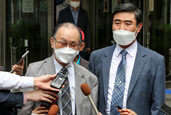 Lim Chul-ho, left, the son of a deceased forced laborer, speaks to reporters Monday at the Seoul Central District Court. (Yonhap News)