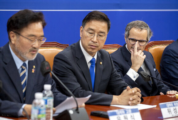 Woo Won-shik, an advisor to the Democratic Party’s committee for blocking the dumping of the irradiated Fukushima water into the ocean, speaks during a meeting of the party’s lawmakers with IAEA Director General Rafael Grossi at the National Assembly on July 9. (Yonhap)