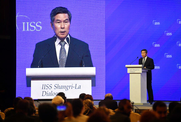 South Korean Defense Minister Jeong Kyeong-doo gives a speech in Singapore on June 1 regarding the security of the Korean Peninsula. (provided by the Ministry of National Defense)