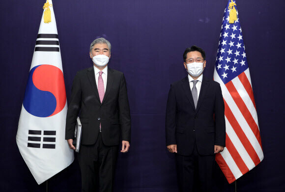 Noh Kyu-duk, South Korea's special representative for Korean Peninsula Peace and Security Affairs, and Sung Kim, the US special representative for North Korea, pose for a photo before their meeting on Monday. (Yonhap News)