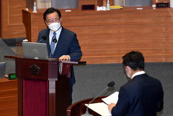 Prime Minister Kim Boo-kyum partakes in a National Assembly interpellation session on Monday, and can be seen fielding a question from People Power Party lawmaker Kweon Seong-dong. (Yonhap News)