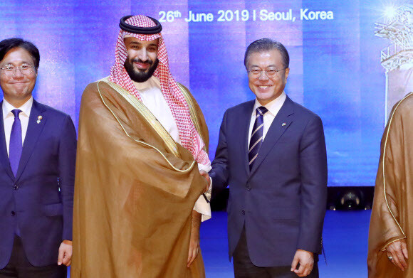 South Korean President Moon Jae-in with Saudi Crown Prince Mohammad bin Salman in Seoul on June 26. (Yonhap News)