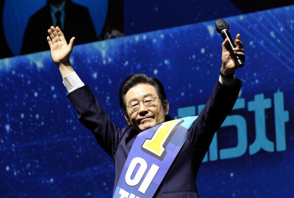 Lee Jae-myung greets the crowd at a Democratic Party conference held at Olympic Park in Seoul on Aug. 28. (pool photo)