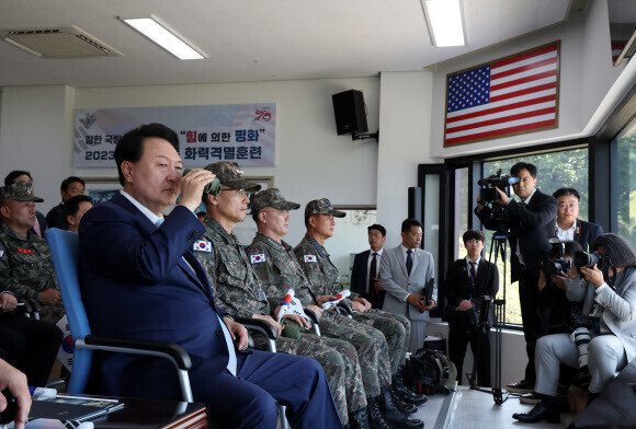 President Yoon Suk-yeol of South Korea observes the Combined Joint Live-Fire Exercise at the Seungjin Fire Training Field in Pocheon, Gyeonggi Province, on June 15. (Yonhap)