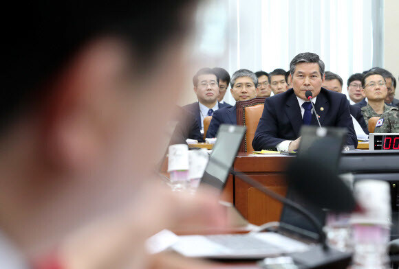 South Korean Defense Minister (right) during a meeting of the National Assembly’s Defense Committee on Mar. 18. (Yonhap News)