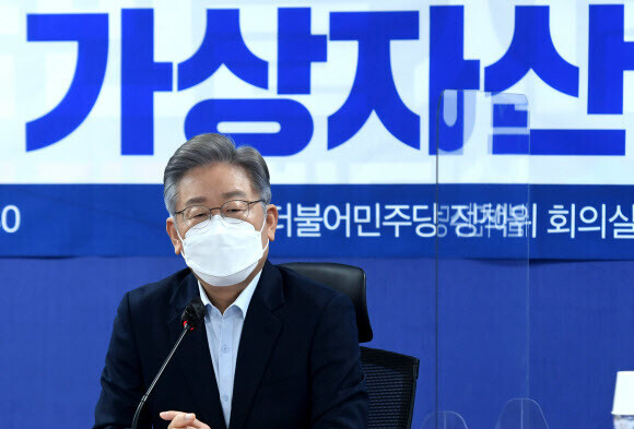 Democratic Party presidential nominee Lee Jae-myung speaks at a discussion on youth and virtual assets held at the National Assembly Members’ Office Building on Wednesday morning. (National Assembly pool photo)