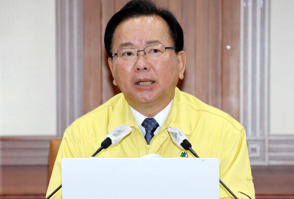 Prime Minister Kim Boo-kyum speaks at a meeting of the Central Disaster and Safety Countermeasure Headquarters in theGovernment Complex Seoul on April 29. (Yonhap News)