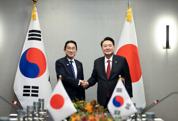 Prime Minister Fumio Kishida (left) of Japan and President Yoon Suk-yeol of South Korea stand for a photo during their summit held in San Francisco, CA, on Nov. 16, 2023. (Yonhap)
