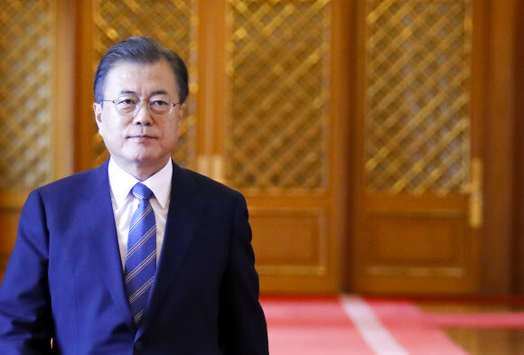 South Korean President Moon Jae-in heads to a meeting with policy chiefs at the Blue House on Aug. 14. (Yonhap News)