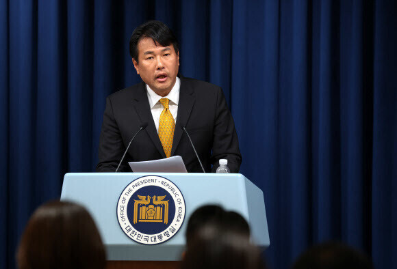 Kim Tae-hyo, the principal deputy national security advisor, gives a briefing ahead of Yoon’s state visit to the US at the presidential office in Seoul on April 20. (Yonhap)
