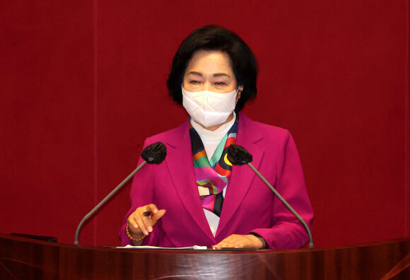 조명희 국민의힘 의원이 26일 서울 여의도 국회에서 열린 대정부 질문에서 질문하고 있다. 공동취재사진