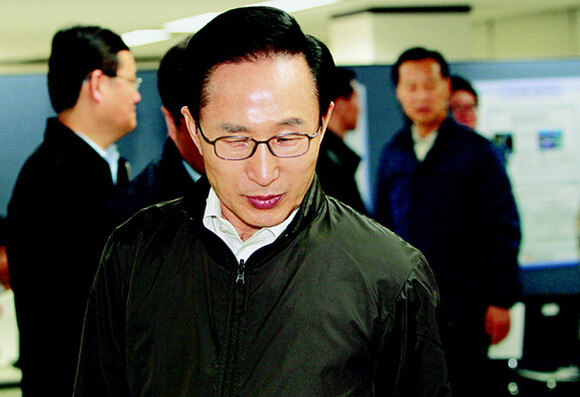  President Lee Myung-bak’s face noticeably has darkened.  President Lee entered the building of the Smile Microcredit Bank at Cheongjin-dong in Seoul‘s Jongro district to chair the 118th meeting of an emergency economic countermeasures for activating microfinance