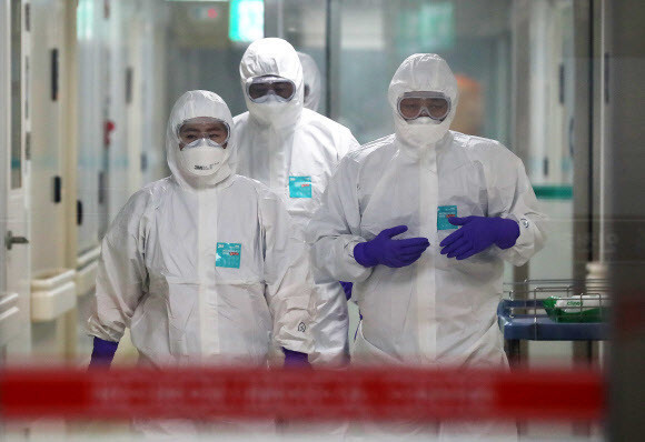 Health workers at a quarantine facility in Incheon on Jan. 30. (Yonhap News)