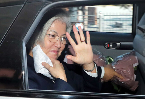 Kang Kyung-wha waves on the afternoon of Feb. 8 as she departs the Ministry of Foreign Affairs, where she served as minister for over three-and-a-half years since the launch of the Moon Jae-in administration. (Yonhap News)
