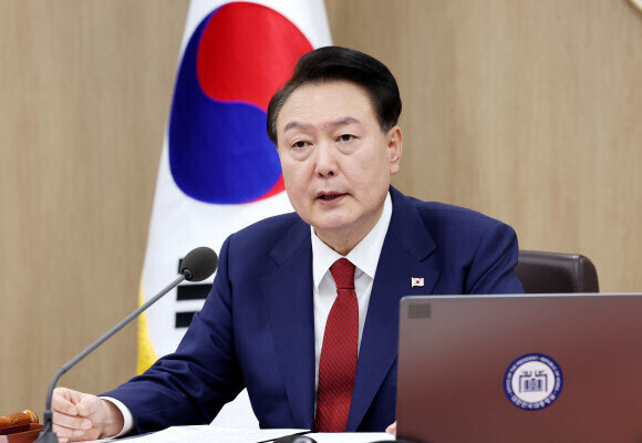 President Yoon Suk-yeol presides over a Cabinet meeting on Nov. 15 at the presidential office in Yongsan. (Yonhap)
