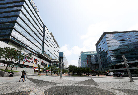 A public square in Pangyo Techno Valley in Seongnam, Gyeonggi Province, is nearly deserted on Aug. 20. (Yonhap News)