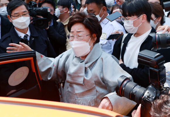 “Comfort women” survivor Lee Yong-soo, 92, speaks to reporters as she leaves the Seoul Central District Court on Wednesday after the court dismissed the case filed by Lee, the late Kwak Ye-nam and other survivors of Japanese military sexual slavery, and 20 family members of victims against the Japanese government to demand compensation. (Yonhap News)