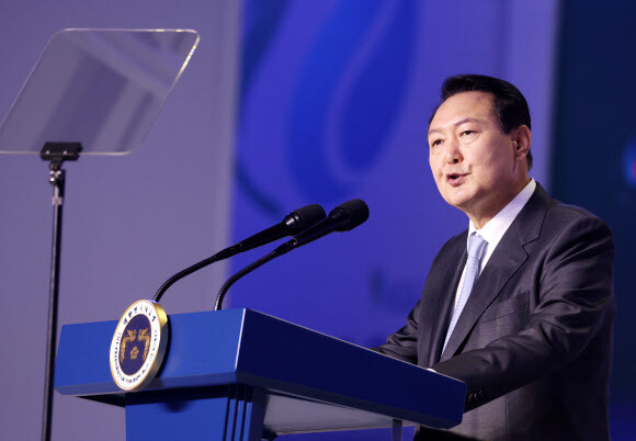 윤석열 대통령이 24일 대구 엑스코에서 열린 2022대구세계가스총회(WGC)에서 축사를 하고 있다. 연합뉴스