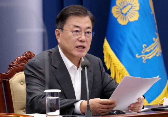 South Korean President Moon Jae-in presides over a meeting with senior secretaries and aides Monday at the Blue House. (Yonhap News)