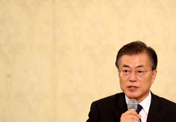 President Moon Jae-in answers a reporter’s question at a press conference in the Blue House reception on Aug. 17.  The press conference marked Moon’s 100th day since taking office.