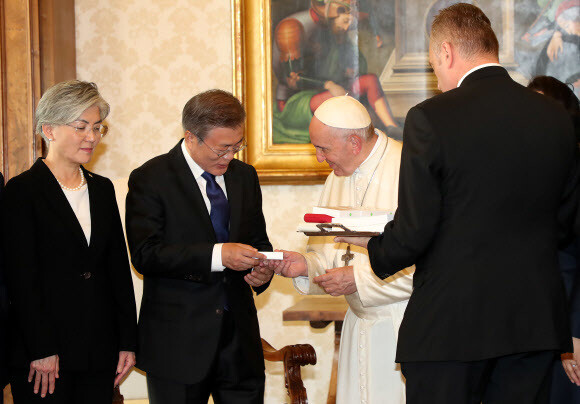 South Korean President Moon Jae-in receives a gift from Pope Francis after a private meeting with him at the Vatican on Oct. 18. (Blue House photo pool)
