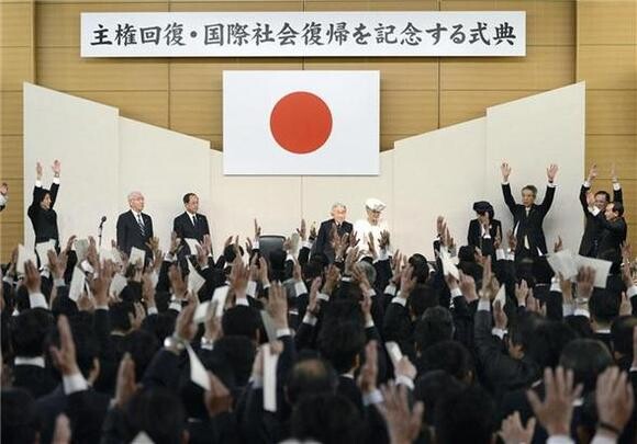  Japanese Prime Shinzo Abe (far left)