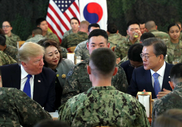US President Donald Trump speaks with SK President Moon Jae-in during a welcome dinner at Camp Humphreys on Nov. 7. (Blue House Photo Pool)