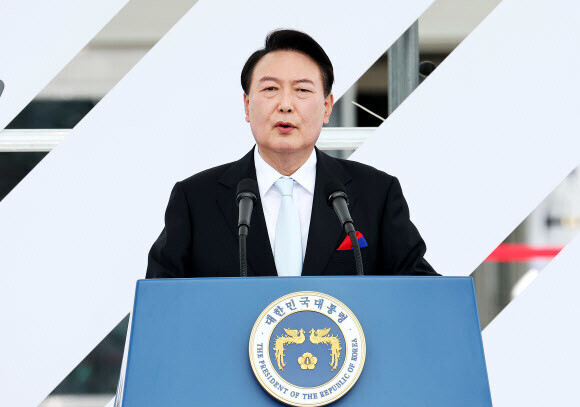 President Yoon Suk-yeol delivers an address on the lawn of the presidential office in Yongsan District, Seoul, as part of an event marking the 77th Liberation Day on Aug. 15. (pool photo)