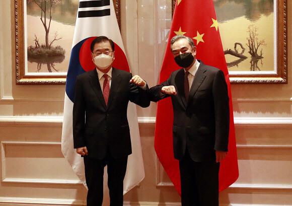 South Korean Minister of Foreign Affairs Chung Eui-yong and Chinese State Councilor and Foreign Minister Wang Yi pose for a photo before their meeting Saturday at a hotel in Xiamen, China. (Yonhap News)