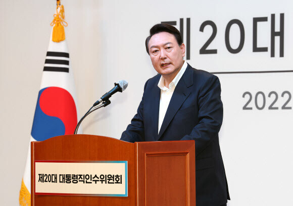President-elect Yoon Suk-yeol addresses a presidential transition committee workshop held at the Seoul Startup Hub in Mapo District, Seoul, on March 26. (Yonhap News)