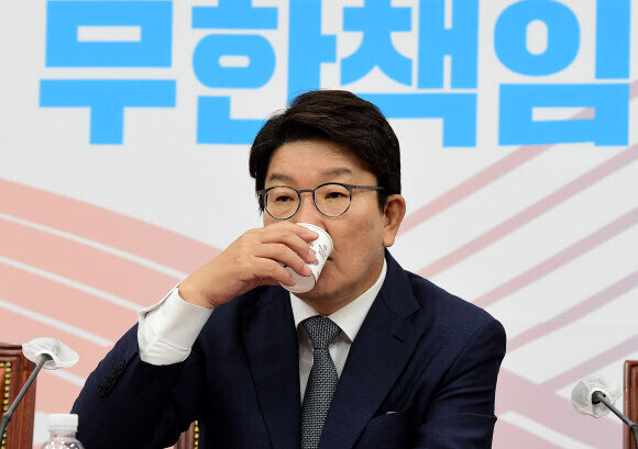Kweon Seong-dong, the People Power Party floor leader, takes a sip of water during a party supreme council meeting on June 20. (pool photo)