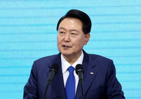President Yoon Suk-yeol delivers an address at an event celebrating Coast Guard Day held in Incheon on Aug. 28. (Yonhap)