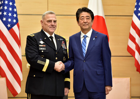 US Joint Chiefs of Staff Chairman Gen. Mark Milley and Japanese Prime Minister Shinzo Abe in Tokyo on Nov. 12. (AFP/Yonhap News)