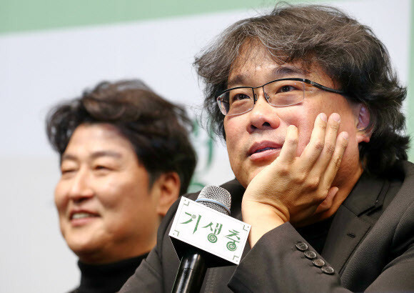 South Korean filmmaker Bong Joon-ho listens to questions from reporters during a press conference on “Parasite” at the Westin Chosun Hotel in Seoul on Feb. 19. (Yonhap News)