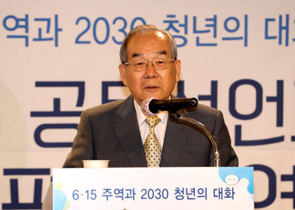 Former Unification Minister Lim Dong-won speaks during a talk on inter-Korean peace at the Sejong Center in Seoul on June 11. (Yonhap News)