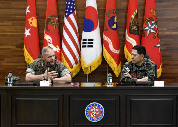 Commandant of the US Marine Corps Robert Neller with Lieutenant General Jun Jin-goo