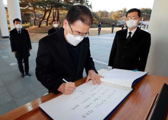 South Korea’s newly appointed Minister of Foreign Affairs Chung Eui-yong writes a message in the visitor’s log after paying his respects at Seoul National Cemetery in Seoul’s Dongjak neighborhood on the morning of Feb. 9. (Yonhap News)