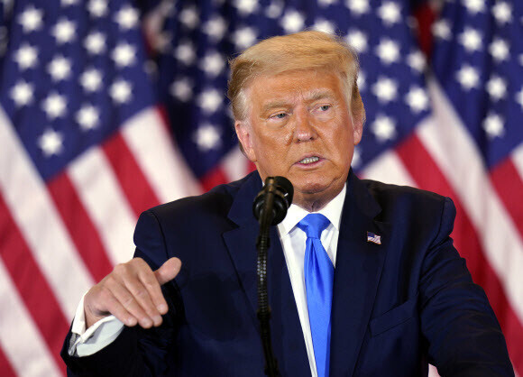 US President Donald Trump gives a speech at around 2:30 am on Nov. 4. (AFP/Yonhap News)