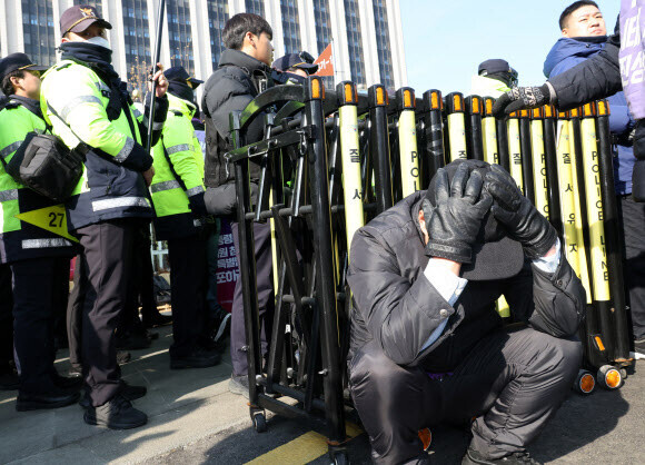 Families of those who were killed in the Oct. 29, 2022, Itaewon crowd crush break down into tears during a rally outside the central government complex in Seoul on Jan. 30 upon news breaking that the Cabinet had recommended that the president exercise his veto on a bill that would have mandated a special investigation into the disaster that killed 159. (Yonhap)