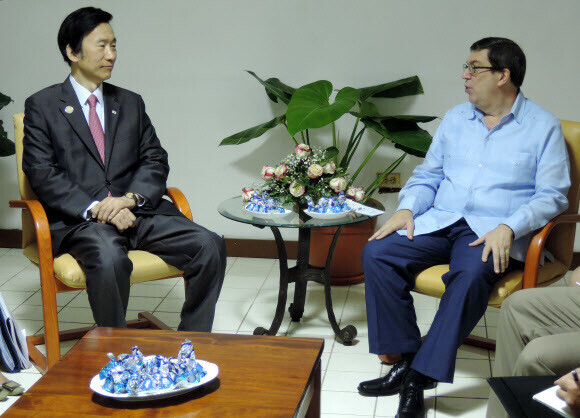 On June 5, 2016, Yun Byung-se, South Korea’s minister of foreign affairs at the time, spoke with his Cuban counterpart, Foreign Minister Bruno Rodríguez Parrilla, marking the first foreign ministers’ meeting between the two countries. (Yonhap)